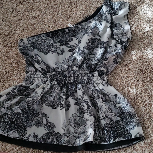 Studio Y One shoulder fit and flare top - Picture 4 of 4